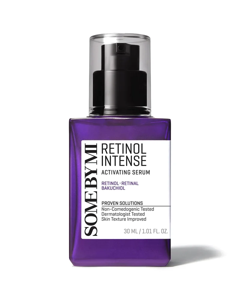 Frasco con dosificador de Retinol Intense Activating Serum sobre fondo blanco