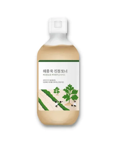 Envase de Mugwort Calming Toner sobre fondo blanco