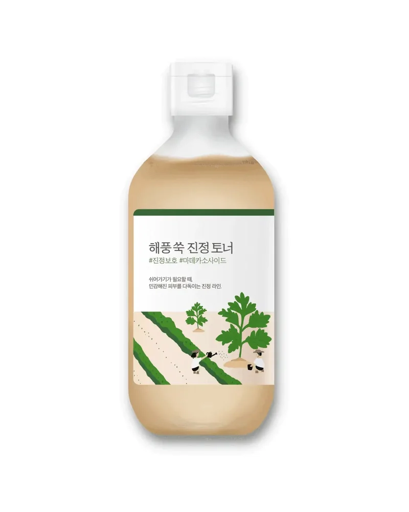 Envase de Mugwort Calming Toner sobre fondo blanco