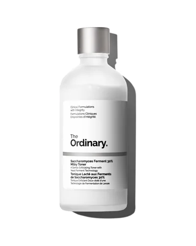 Envase de Saccharomyces Ferment 30% Milky Toner sobre fondo blanco
