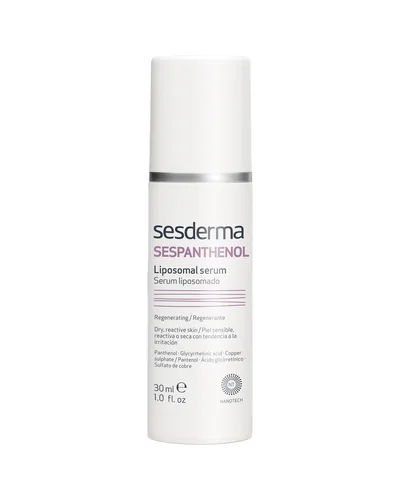 Envase de Sespanthenol Liposomal Serum sobre fondo blanco