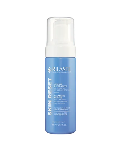 Envase de Skin Reset Mousse de Rilastil sobre fondo blanco