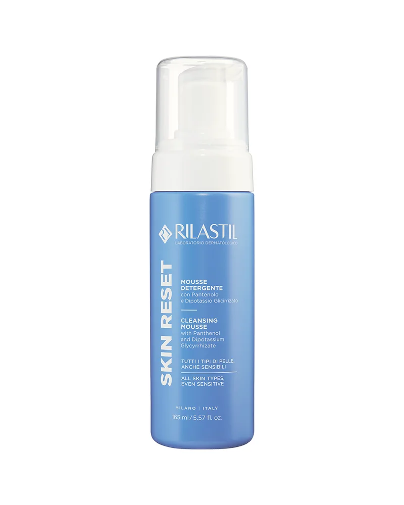 Envase de Skin Reset Mousse de Rilastil sobre fondo blanco