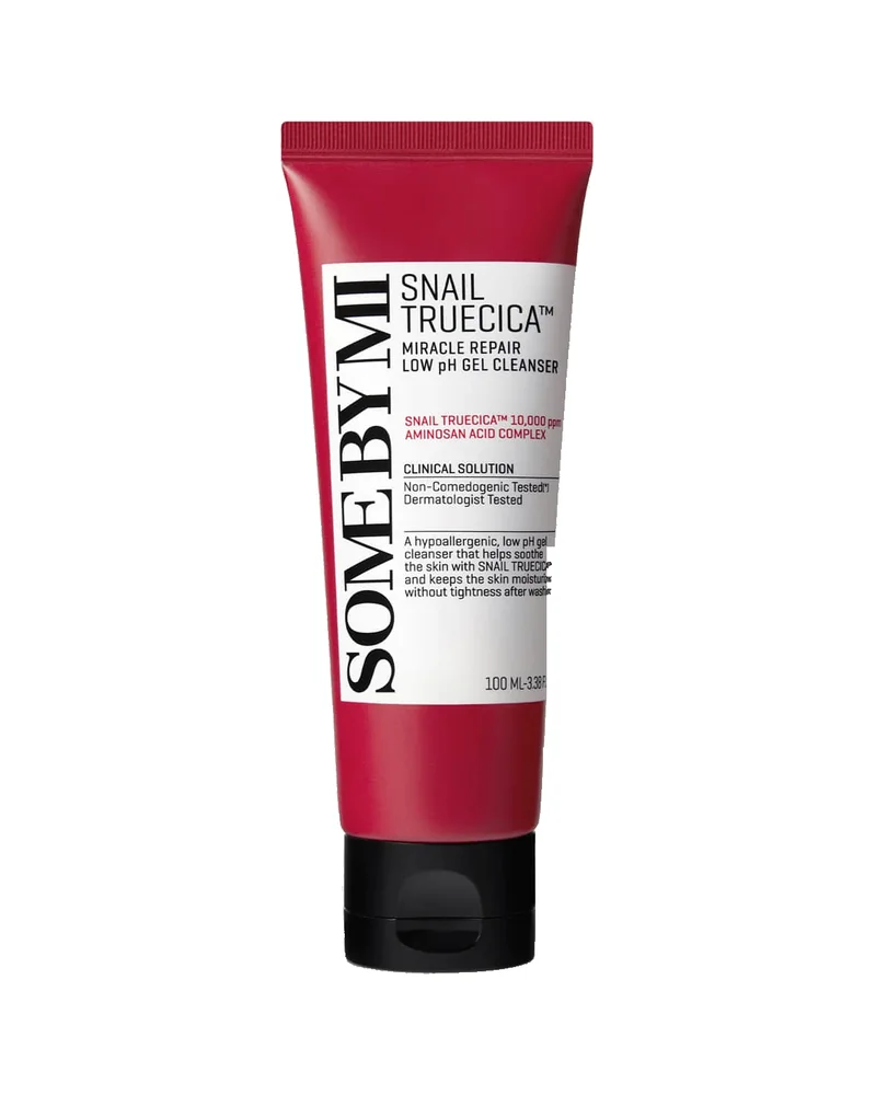 Envase de Snail Truecica Miracle Repair Low pH Gel Cleanser sobre fondo blanco