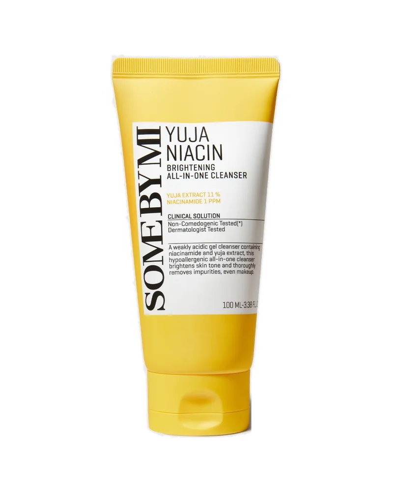 Envase de Yuja Niacin Brightening All-in-One Cleanser sobre fondo blanco