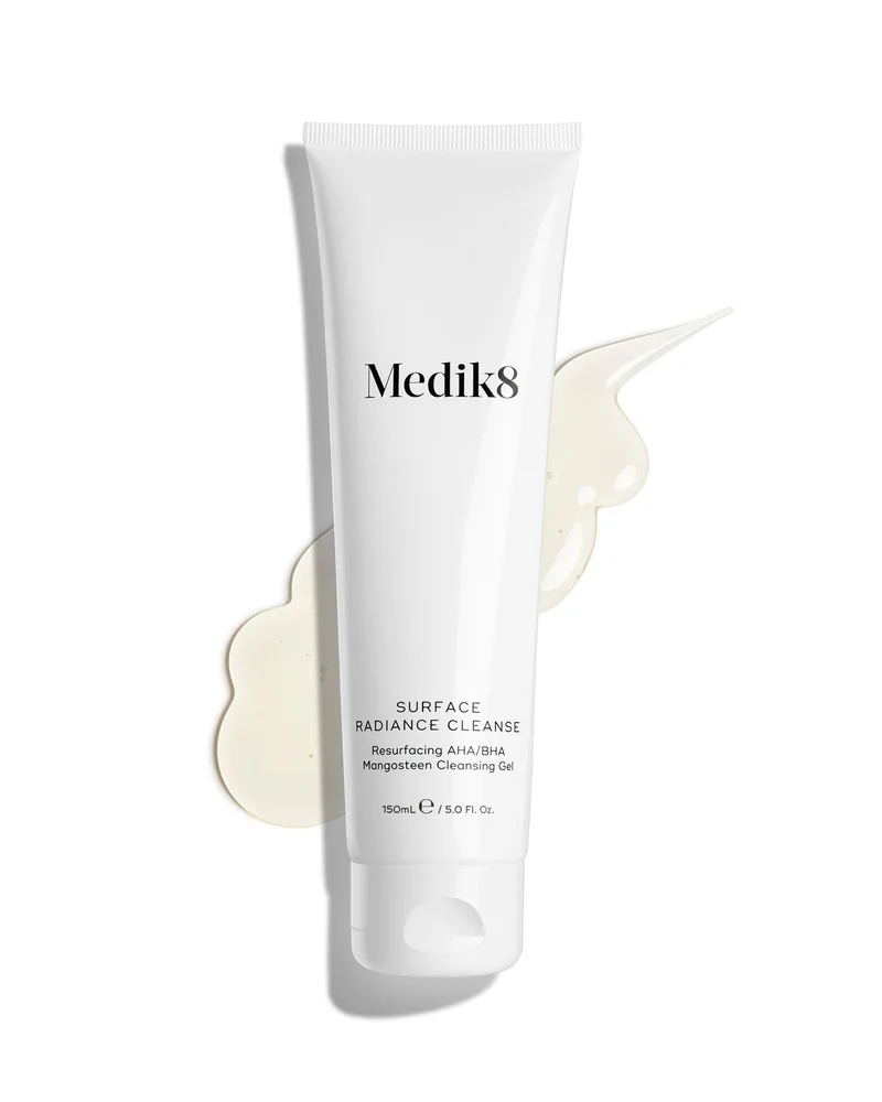 Envase de Surface Radiance Cleanse sobre fondo blanco, con una muestra de la textura al lado