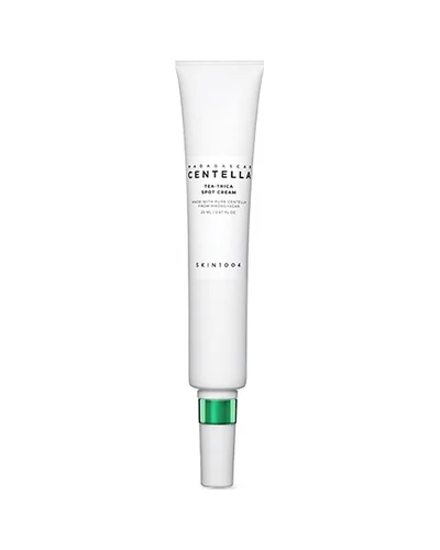 Envase de Madagascar Centella Tea-Trica Spot Cream sobre fondo blanco