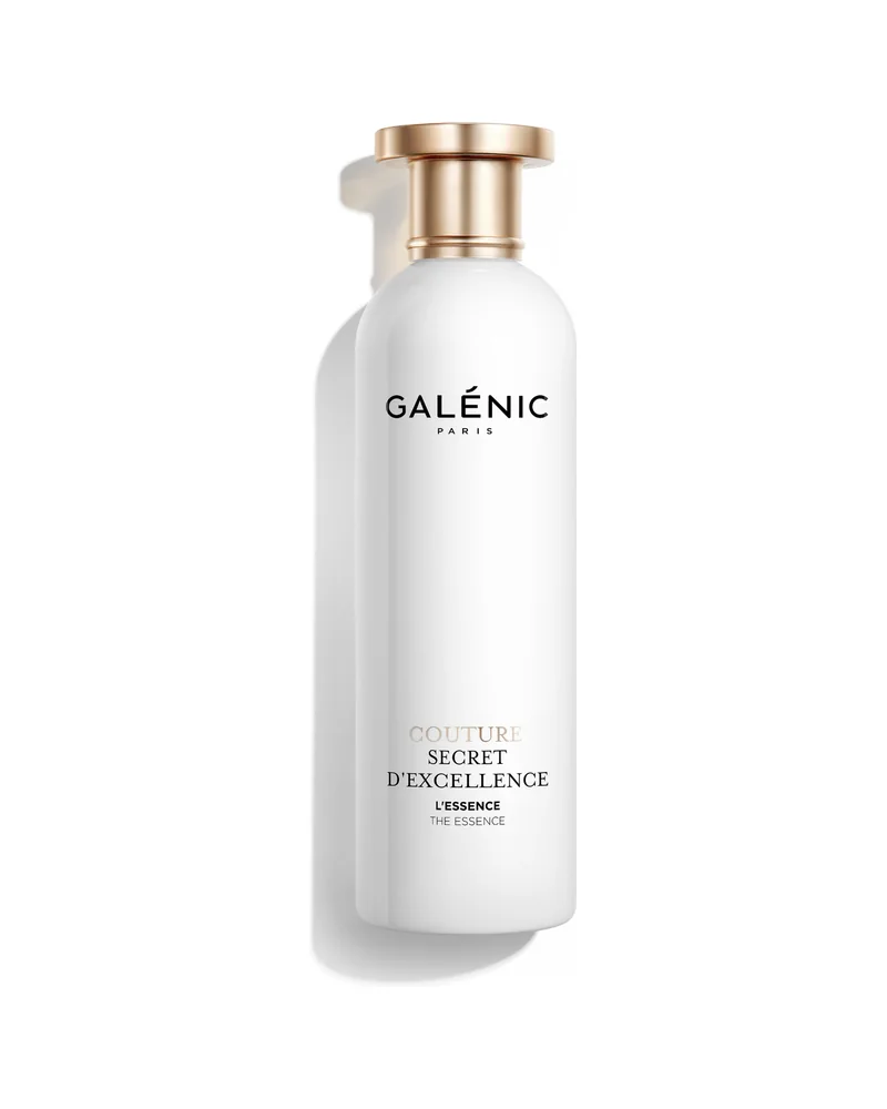 Frasco de The Essence sobre fondo blanco