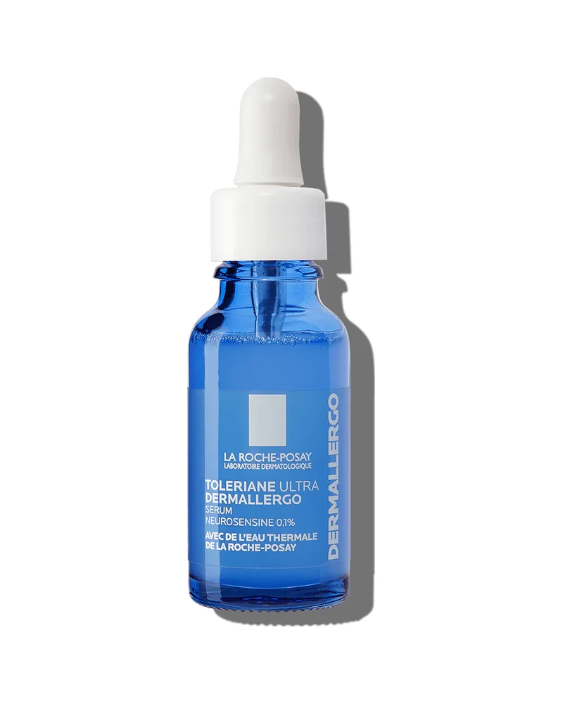 Envase de Toleriane Ultra Dermallergo Sérum sobre fondo blanco