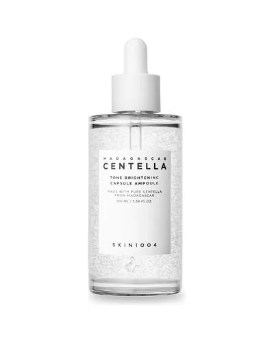 Envase de Madagascar Centella Tone Brightening Capsule Ampoule sobre fondo blanco