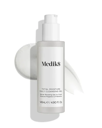 Envase de Total Moisture Daily Cleansing Gel sobre fondo blanco, con una muestra de la textura al lado