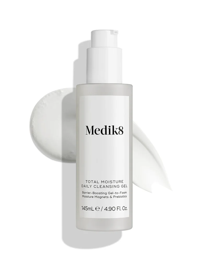 Envase de Total Moisture Daily Cleansing Gel sobre fondo blanco, con una muestra de la textura al lado
