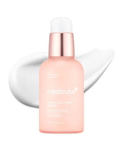 Frasco de Triple Collagen Serum sobre fondo blanco, con una mancha de textura blanca detrás