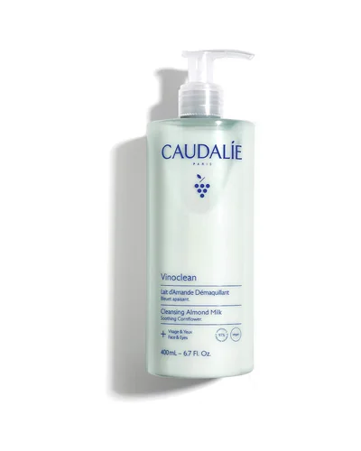 Envase de Vinoclean Leche de Almendras Desmaquillante sobre fondo blanco