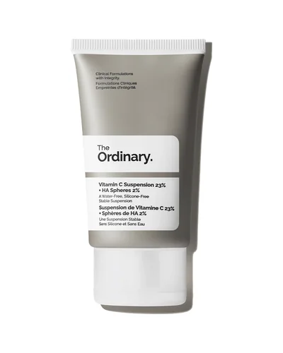 Envase de Vitamin C Suspension 23% + HA Spheres 2% sobre fondo blanco