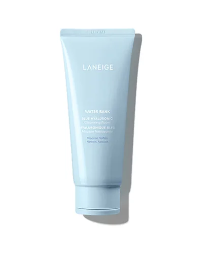 Tubo de Water Bank Blue Hyaluronic Cleansing Foam sobre fondo blanco