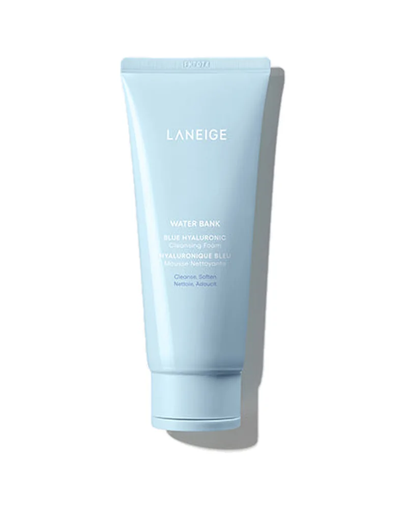 Tubo de Water Bank Blue Hyaluronic Cleansing Foam sobre fondo blanco
