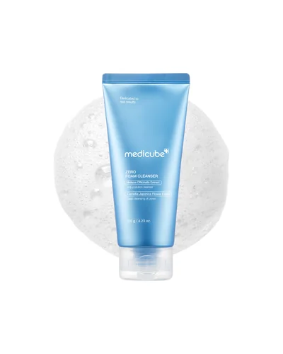 Tubo de Zero Foam Cleanser sobre un círculo de espuma