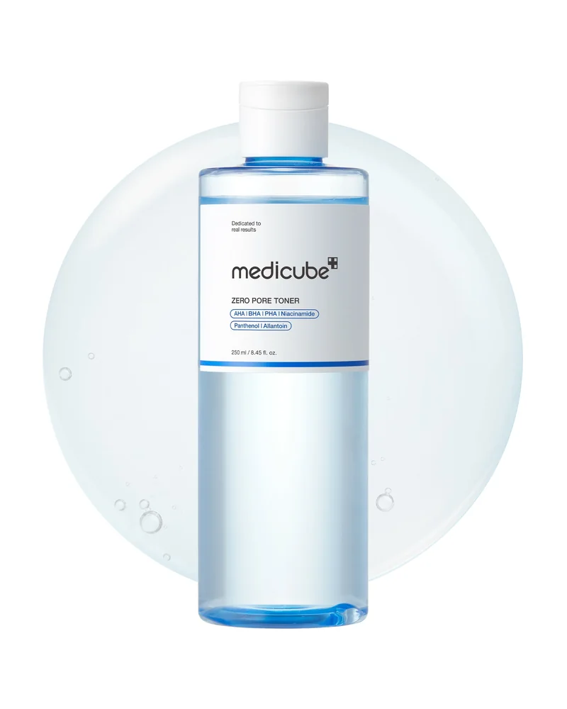 Botella de Zero Pore Toner sobre fondo blanco, con una burbuja de agua detrás
